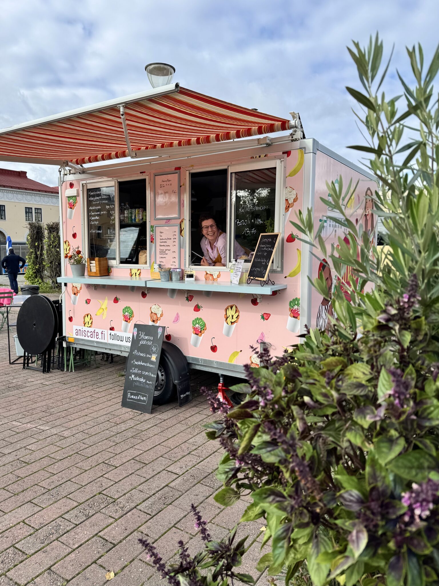 Ani's Cafén pinkki kärry Porvoon torilla.